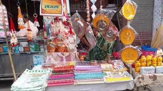 करवा चौथ को लेकर बाजार में फैंसी छलनी और स्पेशल थाली की दुकान। जागरण