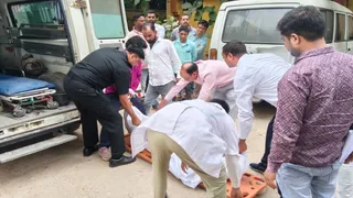 गाजीपुर सीएमओ कार्यालय में कर्मचारी की करंट लगने से मौत, मचा हड़कंप।