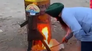 लुधियाना में अकाली पार्षद रावण के पुतले को आग लगाते हुए।