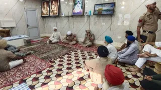 गुरुद्वारा मंजी साहिब में जांच करते हुए पुलिस।