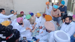 दिलजीत सिंह के परिवार से मिलते हुए चरणजीत सिंह चन्नी।