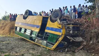 स्कूल बस पलटी।