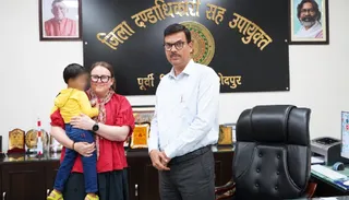 समाहरणालय स्थित अपने कार्यालय कक्ष में उपायुक्त राजीव रंजन ने मासूम को न्यूजीलैंड निवासी महिला को सुपुर्द किया।
