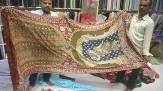 फिल्म स्टार रश्मिका मंदाना साड़ी दिखाते लोग
