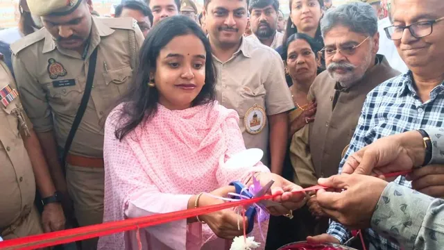बाराबंकी में देवा मेला का शानदार शुभारंभ: डीएम की पत्नी IAS रिया केजरीवाल ने फीता काटकर उड़ाए शांति के कबूतर
