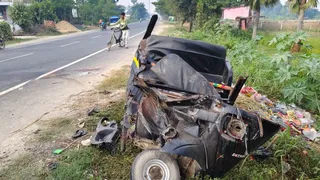 ऑटो को ट्रक ने रौंदा