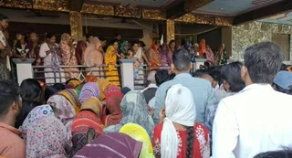 घर पर जुटे ग्रामीण