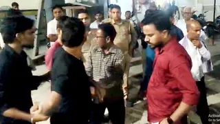 अस्पताल के बाहर हंगामा करते स्वजन