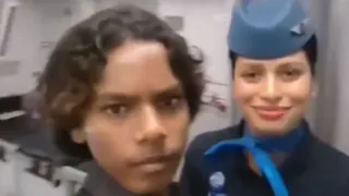 एयर होस्टेस के साथ वीडियो बनाता शत्रुघ्न। वीडियो ग्रैब