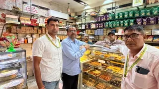 Agra News: मिठाई की दुकान पर टीम। सौ: विभाग