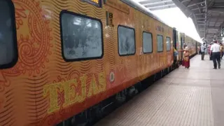 गाजीपुर में तेजस राजधानी एक्सप्रेस का इंजन फेल, डेढ़ घंटे तक थमे रहे पहिए।