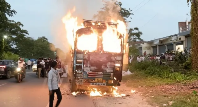 कुशीनगर में बीच सड़क धूं-धूं कर जला गेहूं से भरा ट्रक, केबिन बनी आग का गोला
