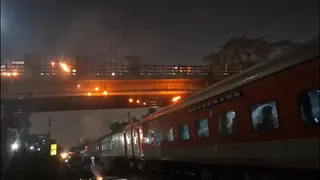 ट्रेन पर गिरती चिंगारी।
