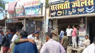 पश्चिम चंपारण के बेतिया में घटना स्थल पर जुटी भीड़।