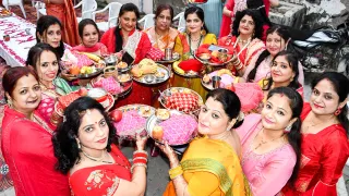 करवा चौथ के लिए तैयार हुईं महिलाएं।