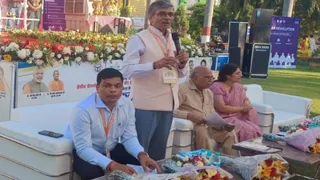 विशाल रोजगार मेले में पहुंचे बेरोजगारों को संबोधित करके सेवायोजन कार्यालय के सहायक निदेशक तथा उपस्थित कैंट विधायक अमित अग्रवाल। सौजन्य सेवायोजन कार्यालय