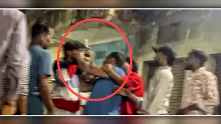 मुरादाबाद के कटघर क्षेत्र में विवाद के दौरान लहराते तलवार और तमंचा। स्रोत इंटरनेट मीडिया