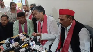 सपा कार्यालय पर गुरुवार को मीडिया से बातचीत करते एमएलसी डॉ. आकाश अग्रवाल।