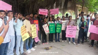 इलाहाबाद विश्वविद्यालय में छात्रसंघ चुनाव की मांग को लेकर प्रदर्शन करते दिशा छात्र संगठन के कार्यकर्ता। सौ. संगठन