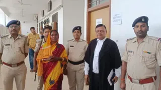कोर्ट का फैसला आने के बाद पुलिस की गिरफ्त में महिला।