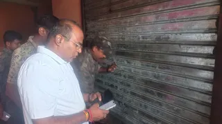कतरास स्थित सेंट्रल डायग्नोस्टिक सेंटर को सील करती पुलिस। (फोटो जागरण)