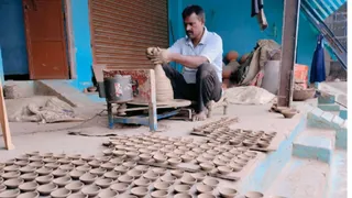 दीयों की बढ़ती मांग को पूरा करने के लिए दिन-रात काम कर रहे।