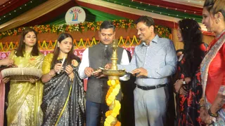 रांची के मोरहाबादी मैदान में झारखंड आईएएस ऑफिसर्स वाइब्स एसोसिएशन द्वारा दीपावली मेला का उदघाटन समारोह में उपस्थित अतिथिगण। (जागरण)