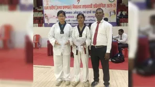 राज्य स्तरीय ताइक्वांडो प्रतियोगिता में पदक विजेता झाझा की दोनों खिलाड़ी व उनके प्रशिक्षक