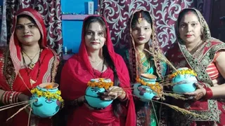 चांद का दीदार कर विधि-विधान से पूजा-अर्चना के बाद पतियों के हाथों पानी पीकर व्रत खोला।