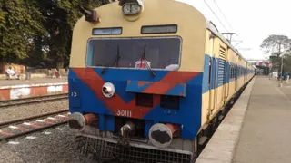 कानपुर लखनऊ मेमू रोजाना लेट, रेलवे की व्यवस्था पर सवाल उठ रहे हैं।