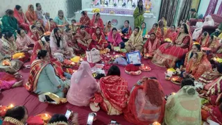 गयाजी में करवाचौथ मनाती महिलाएं। (जागरण)