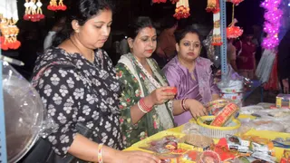 Karwa Chauth 2026 Shubh Muhurat: भागलपुर में करवा चौथ की पूर्व संध्या पर पूजन सामग्री और शृंगार के सामान की खरीदारी करतीं महिलाएं।