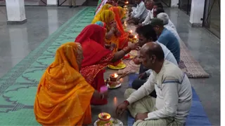 चलनी में अपने पति का चेहरा देखकर सुहागिन महिलाओं ने व्रत का पारण किया