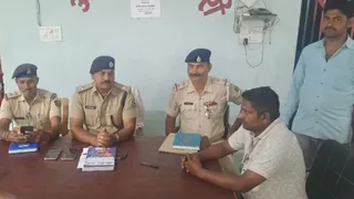 पुलिस के साथ मुक्त कराए गए पत्रकार गुलाम मुर्तजा. जागरण