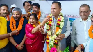 Kosi Graduate MLC Election Analysis: डॉ एनके यादव को मिठाई खिलाती उनकी पत्नी डॉ. वीणा यादव, बगल में विधायक रोहित पांडेय।