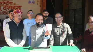 कुल्लू में लकी ड्रॉ के विजेता का टिकट दिखाते उपायुक्त डॉ. अमित कुमार शर्मा। जागरण