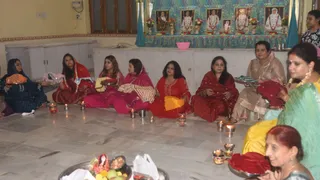 मोती नगर में करवा चौथ पर पूजा करतीं महिलाएं।