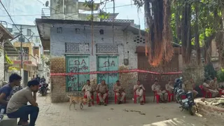 मृतकों और आरोपितों का घर अगल-बगल होने के कारण बड़ी संख्या में पुलिस बल तैनात है।