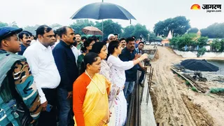 गिरिडीह में छठ घाट का जायजा लेतीं विधायक कल्पना सोरेन और साथ में श्वेता शर्मा व अन्य।