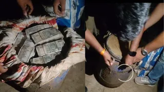 प्रयागराज में गंगापार के नवाबगंज क्षेत्र के रामनगर के घर में ड्रम में छिपाकर रखे गए रुपये।