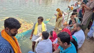 राधाकुंड में मनोकामना पूरी होने के लिए पूजा करते दंपत्ति।