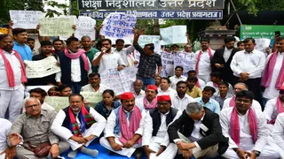 प्रयागराज में आंदोलनरत छात्रों के साथ धरने पर बैठे सपा प्रदेश अध्यक्ष श्यामलाल पाल, एमएलसी डॉ. मानसिंह व अन्य। जागरण
