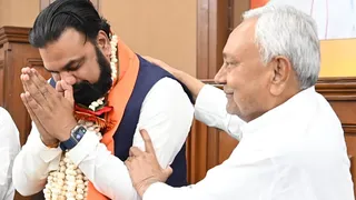 सीएम सम्राट चौधरी के साथ पूर्व सीएम नीतीश कुमार।