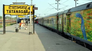 चक्रवात 'अर्णब' के खतरे से रेलवे ने रद की 11 जोड़ी ट्रेनें, टाटानगर आने-जाने वाली कई ट्रेनों पर असर