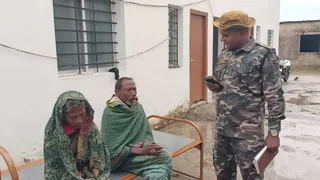 दंपती से पूछताछ करते वनकर्मी। (जागरण)