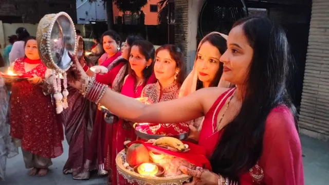 फर्रुखाबाद में करवाचौथ पर सुहागिनों ने चंद्रमा को दिया अर्घ्य, पति के हाथों पानी पीकर खोला व्रत
