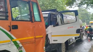 बलिया में रोडवेज बस और टैंकर की भीषण टक्कर, 10 यात्री घायल, 2 गंभीर।