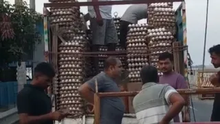 पश्चिम चंपारण में शराब उतरती पुलिस । सौजन्य-प्रशासन