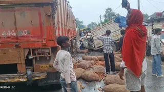 बलिया के रेवती में ट्रेलर और पिकअप की भीषण टक्कर, चालक-खलासी गंभीर घायल।