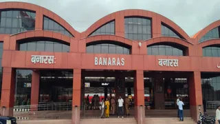 बनारस स्टेशन पर 30 और 31 अक्टूबर को ट्रेनों के प्लेटफॉर्म बदले, यात्री ध्यान दें।